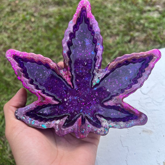 Purple /silver potleaf resin ashtray
